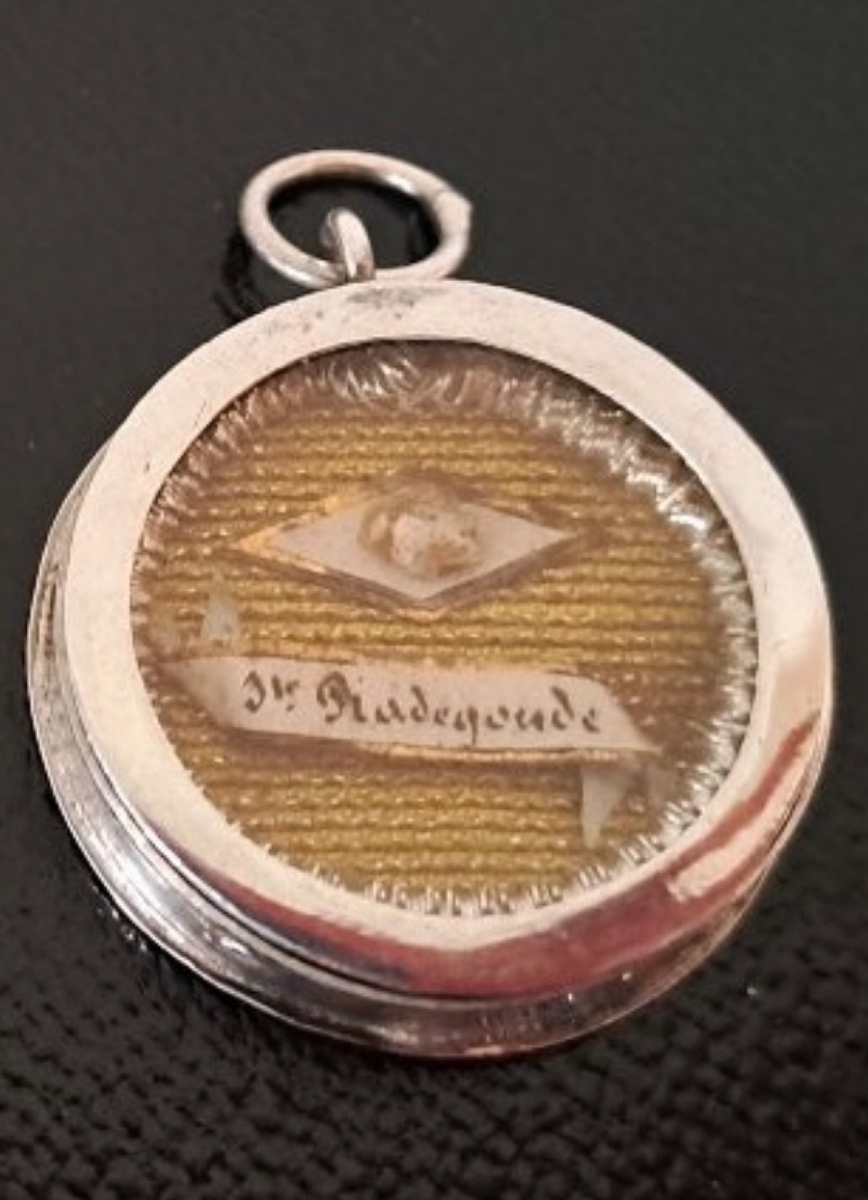 Medallion Containing An Authentic Fragment Of Saint Radegund’s Bone-photo-2