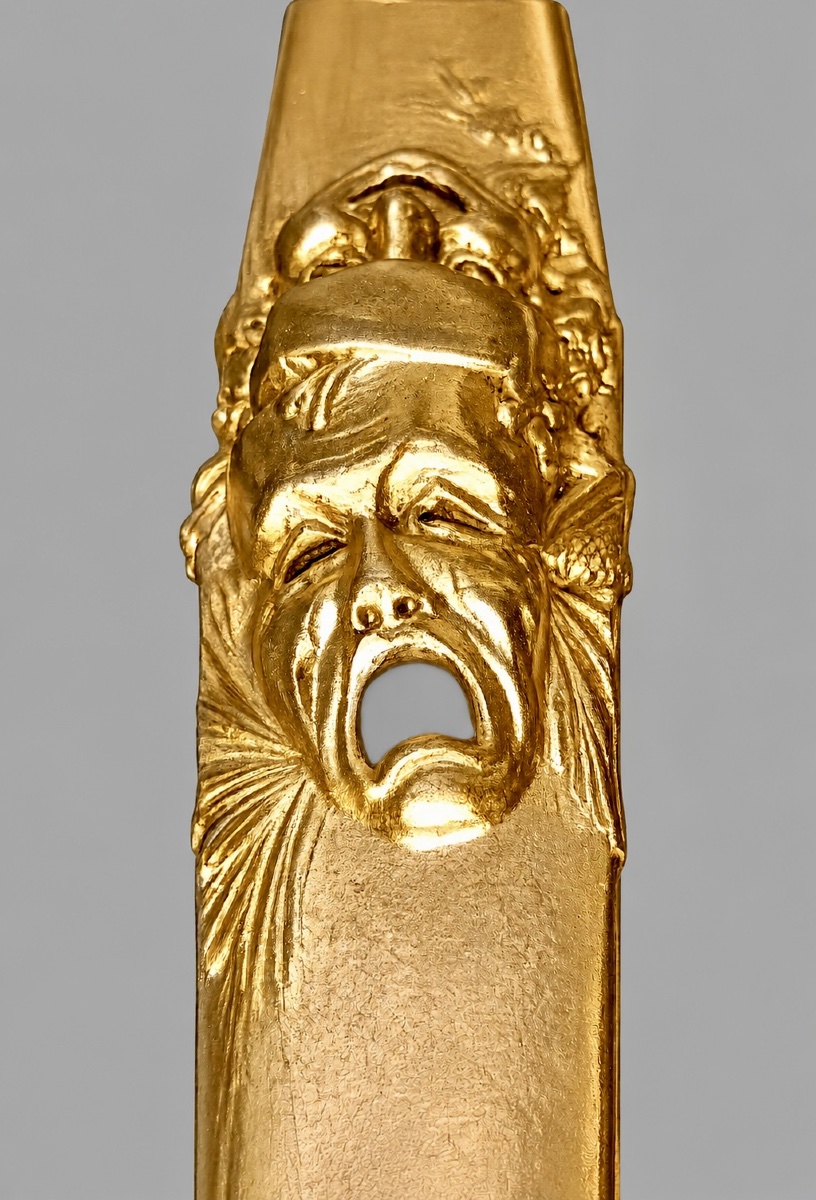 Aiguille sculpturale en bronze doré aux Masques du Théâtre français-photo-1