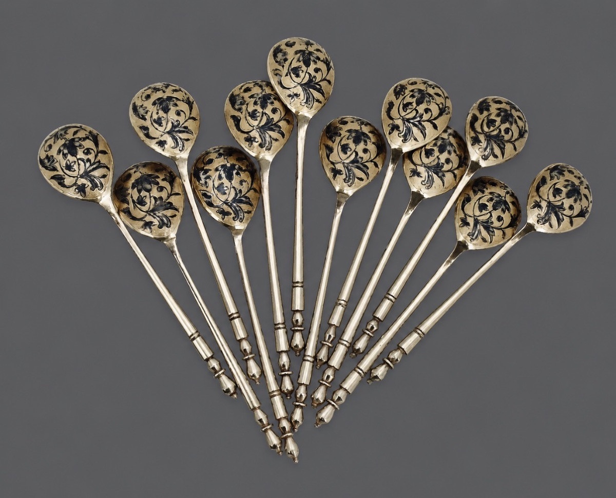 DOUZE CUILLÈRES EN ARGENT VERMEILLÉ ET NIELLÉ, MOSCOU 1850 