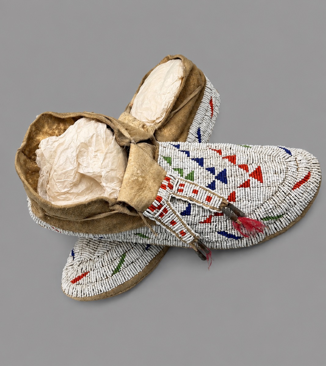 PAIRE DE MOCASSINS LAKOTA (SIOUX) ENTIÈREMENT PERLÉS-photo-2