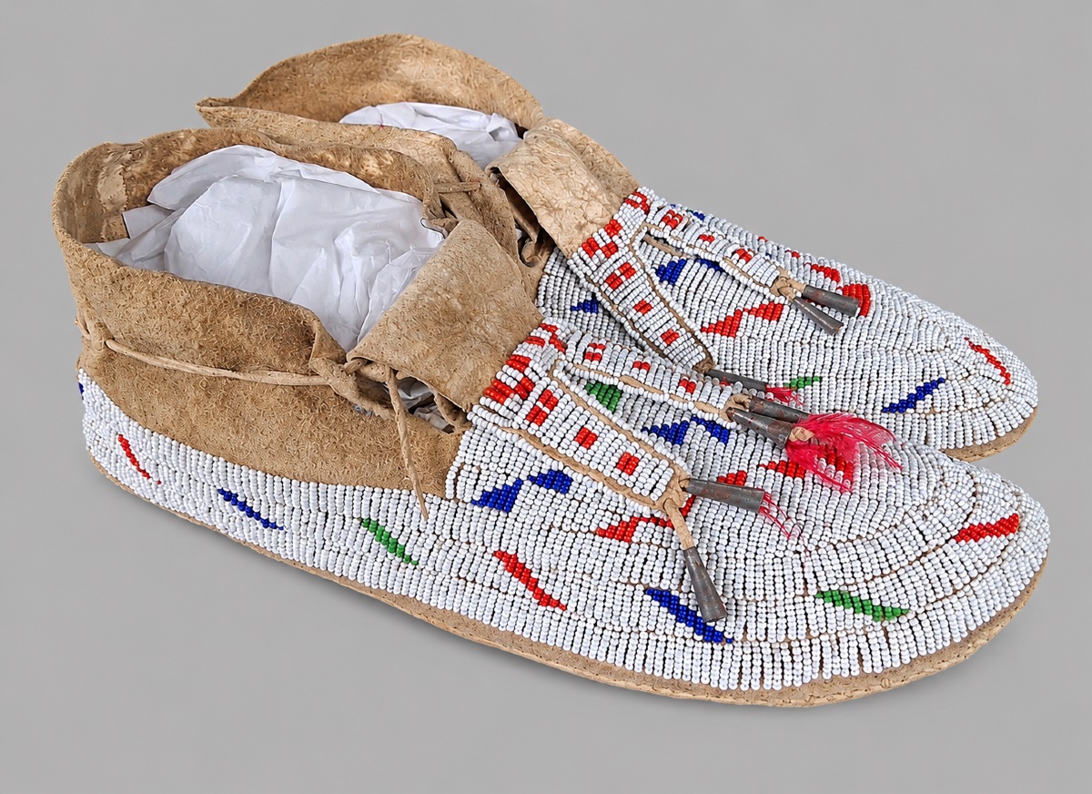 PAIRE DE MOCASSINS LAKOTA (SIOUX) ENTIÈREMENT PERLÉS
