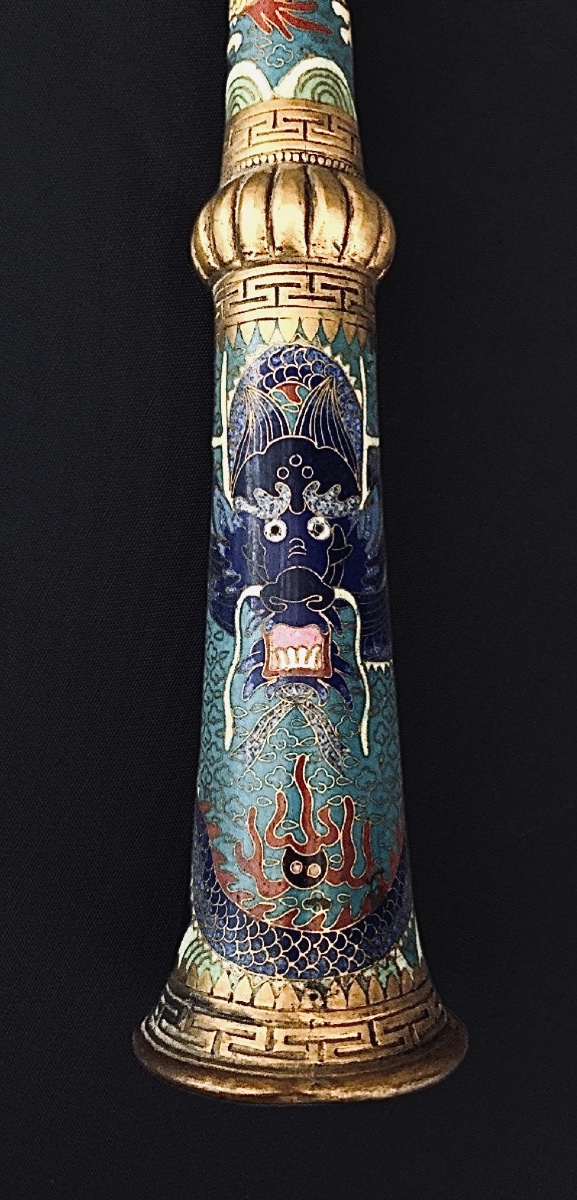 RARE TROMPE RITUELLE SINO-TIBÉTAINE EN ÉMAUX CLOISONNÉS