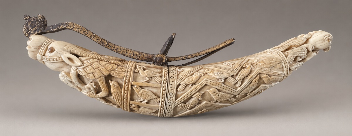 POUDRIÈRE D’AMORÇAGE MONGOLE  EN IVOIRE SCULPTÉ À DÉCOR D’ANTILOPES ET DE PERRUCHES