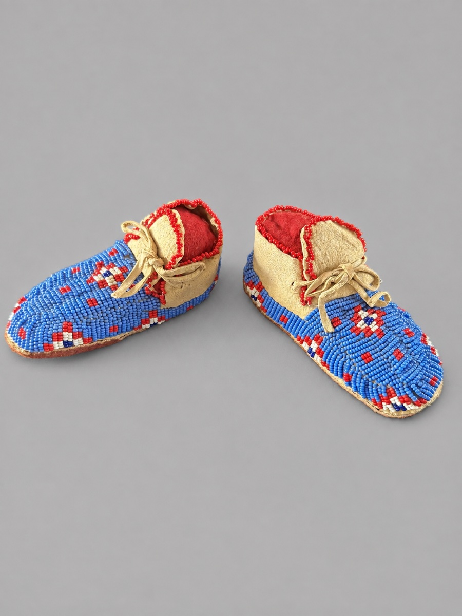 PAIRE DE MOCCASINS D’ENFANT PERLÉS