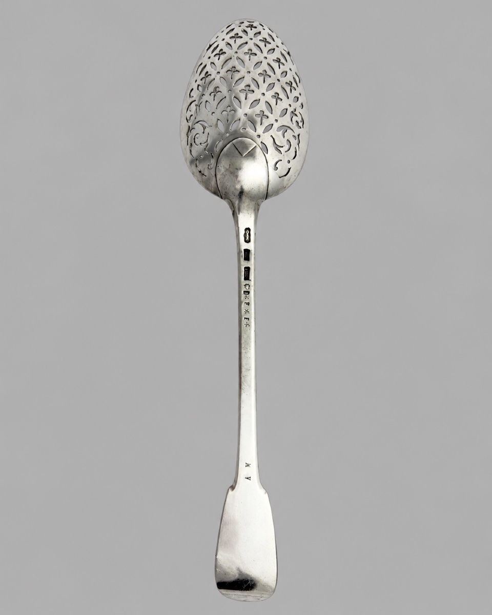 CUILLÈRE À OLIVES EN ARGENT MASSIF À DÉCOR ECCLÉSIASTIQUE ANGERS, 1758 – GUILLAUME II HARDY-photo-2