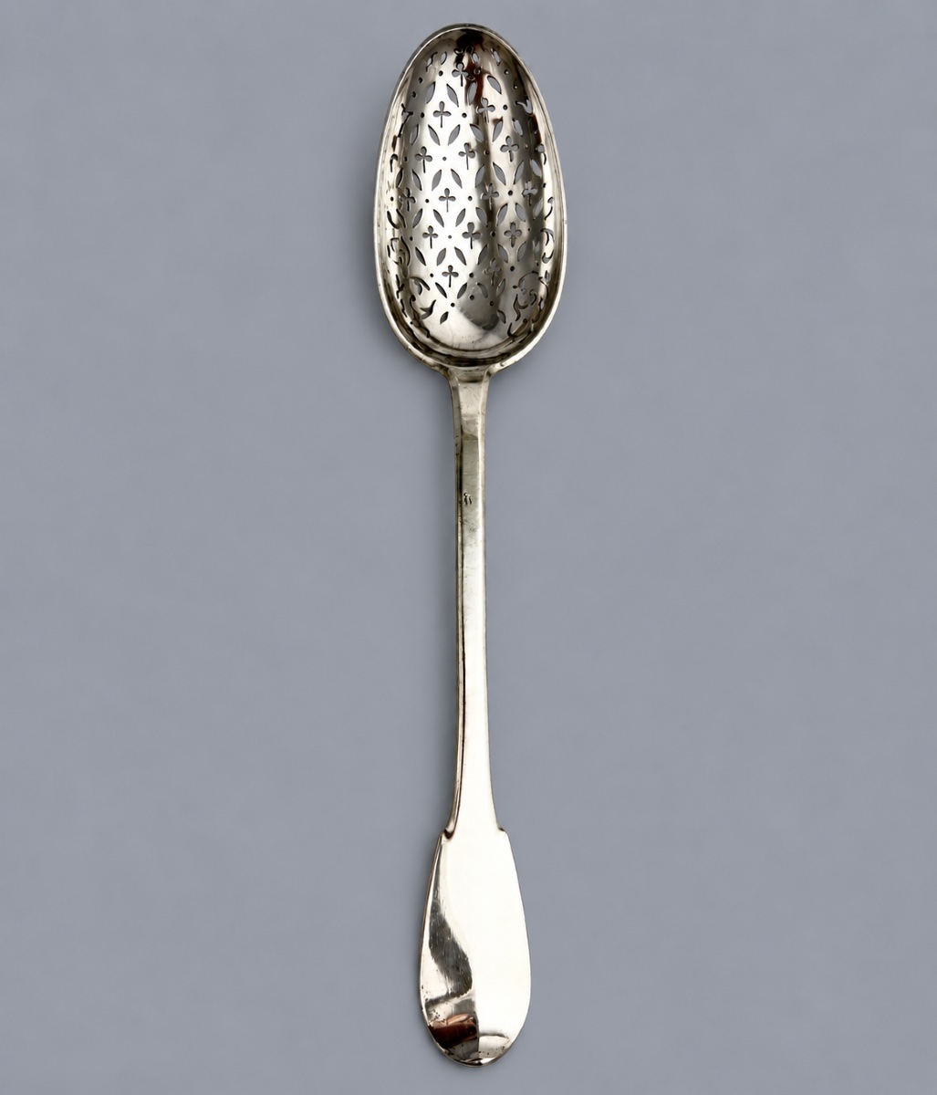 CUILLÈRE À OLIVES EN ARGENT MASSIF À DÉCOR ECCLÉSIASTIQUE ANGERS, 1758 – GUILLAUME II HARDY-photo-3