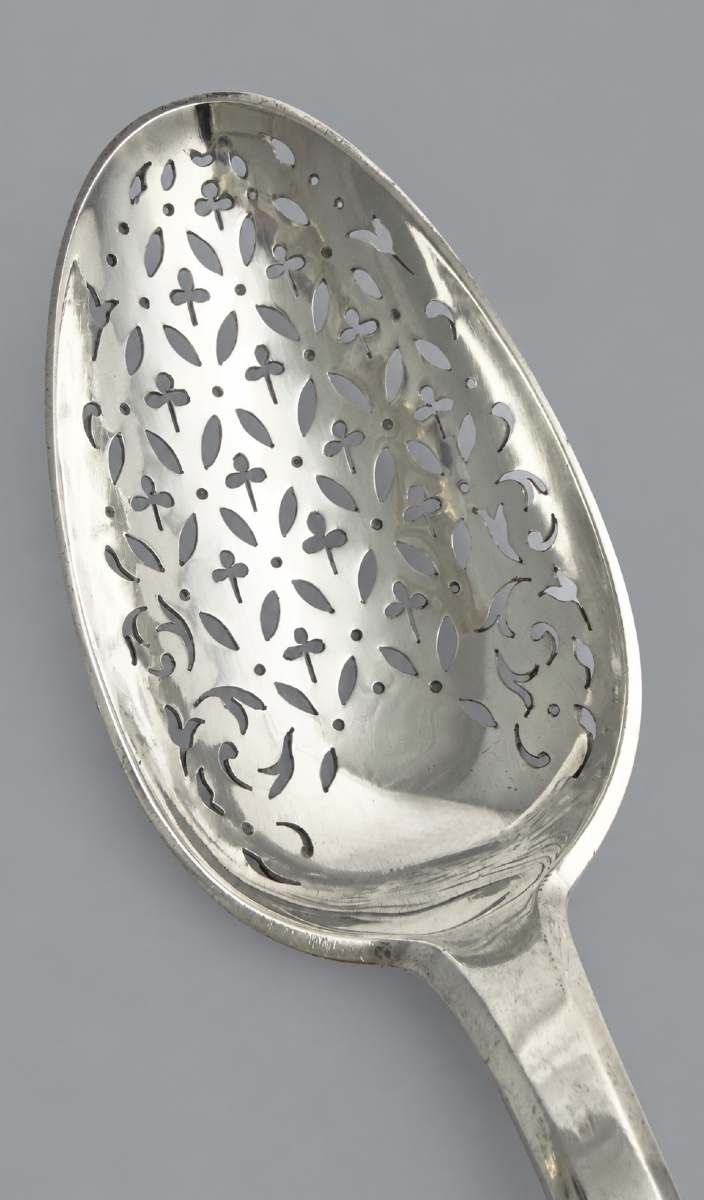CUILLÈRE À OLIVES EN ARGENT MASSIF À DÉCOR ECCLÉSIASTIQUE ANGERS, 1758 – GUILLAUME II HARDY