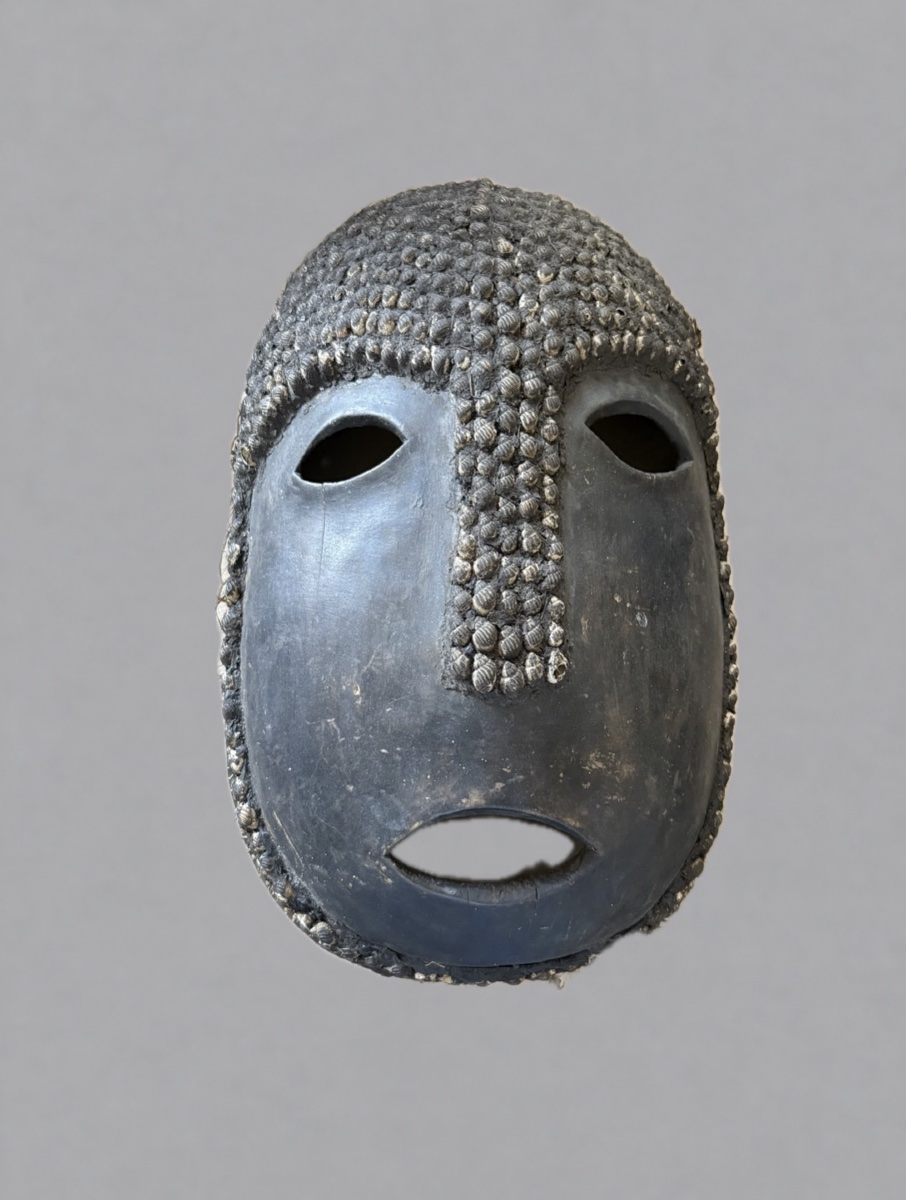 MASQUE CÉRÉMONIEL MONUMENTAL À COUVERTURE D’OPERCULES