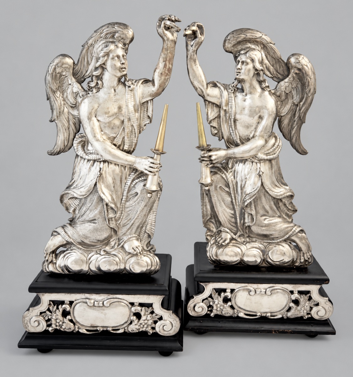 PAIRE D’ANGES CÉROFÉRAIRES EN ARGENT MASSIF