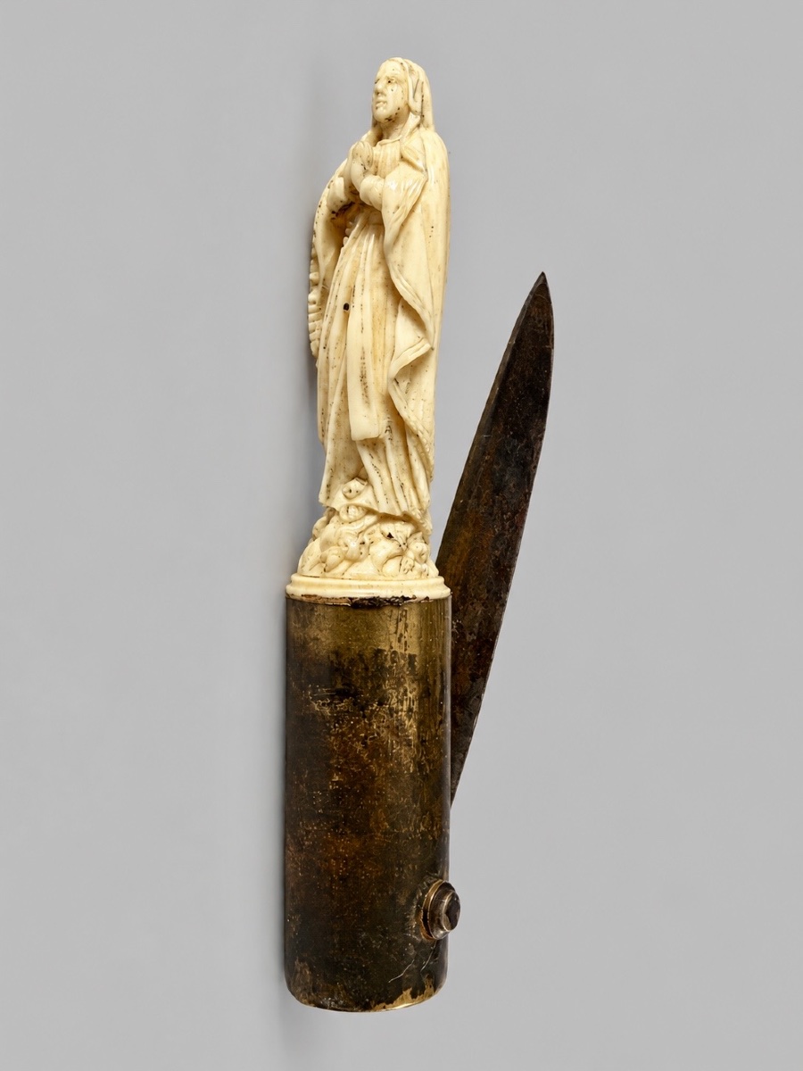 COUTEAU PLIANT À MANCHE SCULPTÉ FIGURANT LA VIERGE MARIE