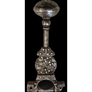 Sceau, Poudrier Et Clé à Secret En Fer Forgé Parsemé De Pointes D’argent Au Blason Du Pélican