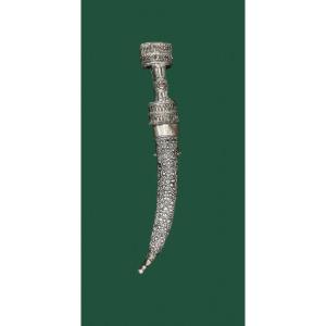 KHANJAR À LAME EN DAMAS WOOTZ, MONTURE ET FOURREAU EN ARGENT DE STYLE MOGHOL