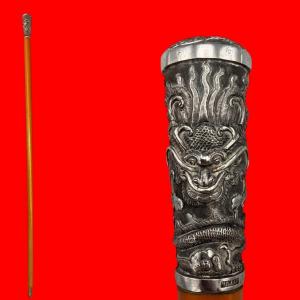 CANNE À POMMEAU EN ARGENT  CHINE, DÉBUT DU XXe SIÈCLE