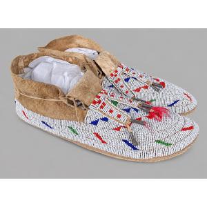 PAIRE DE MOCASSINS LAKOTA (SIOUX) ENTIÈREMENT PERLÉS