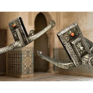PAIRE D’ÉPERONS ALGÉRIENS DITS « CHÂBIR » EN ARGENT ET CORAIL, XIXᵉ SIÈCLE
