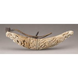 POUDRIÈRE D’AMORÇAGE MONGOLE  EN IVOIRE SCULPTÉ À DÉCOR D’ANTILOPES ET DE PERRUCHES