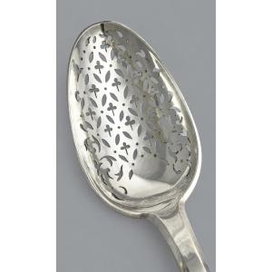 CUILLÈRE À OLIVES EN ARGENT MASSIF À DÉCOR ECCLÉSIASTIQUE ANGERS, 1758 – GUILLAUME II HARDY
