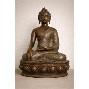 BOUDDHA ASSIS EN BRONZE À APPLICATION DE FINE TÔLE D’ARGENT