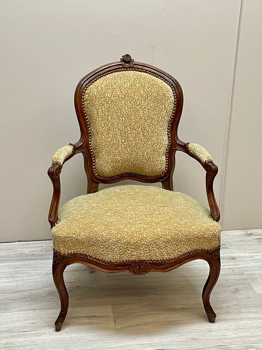 fauteuil cabriolet en noyer d’époque Louis XV 