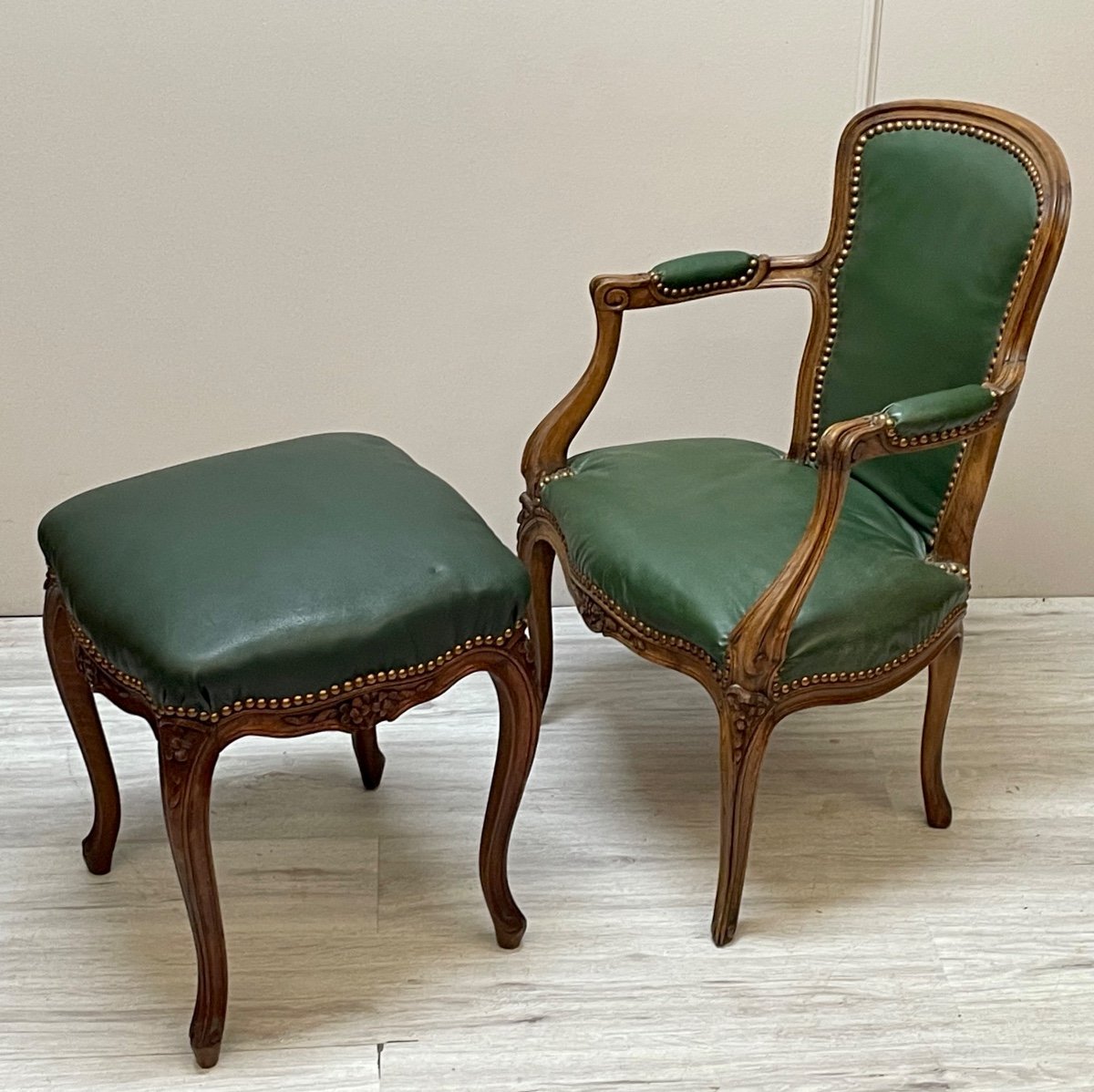 fauteuil cabriolet et un tabouret de style  louis XV -photo-3