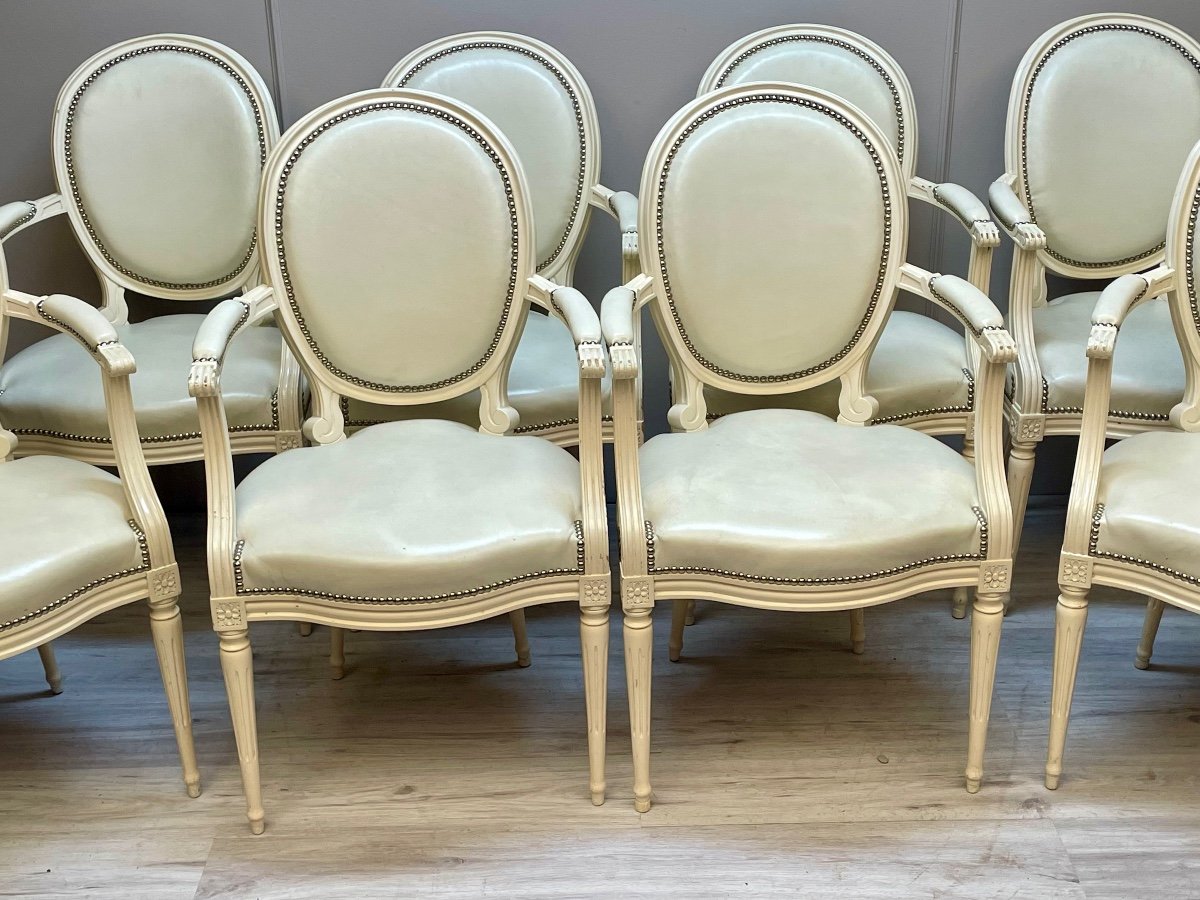 Rare suite de huit fauteuils Louis XVI médaillons laqués blanc -photo-3