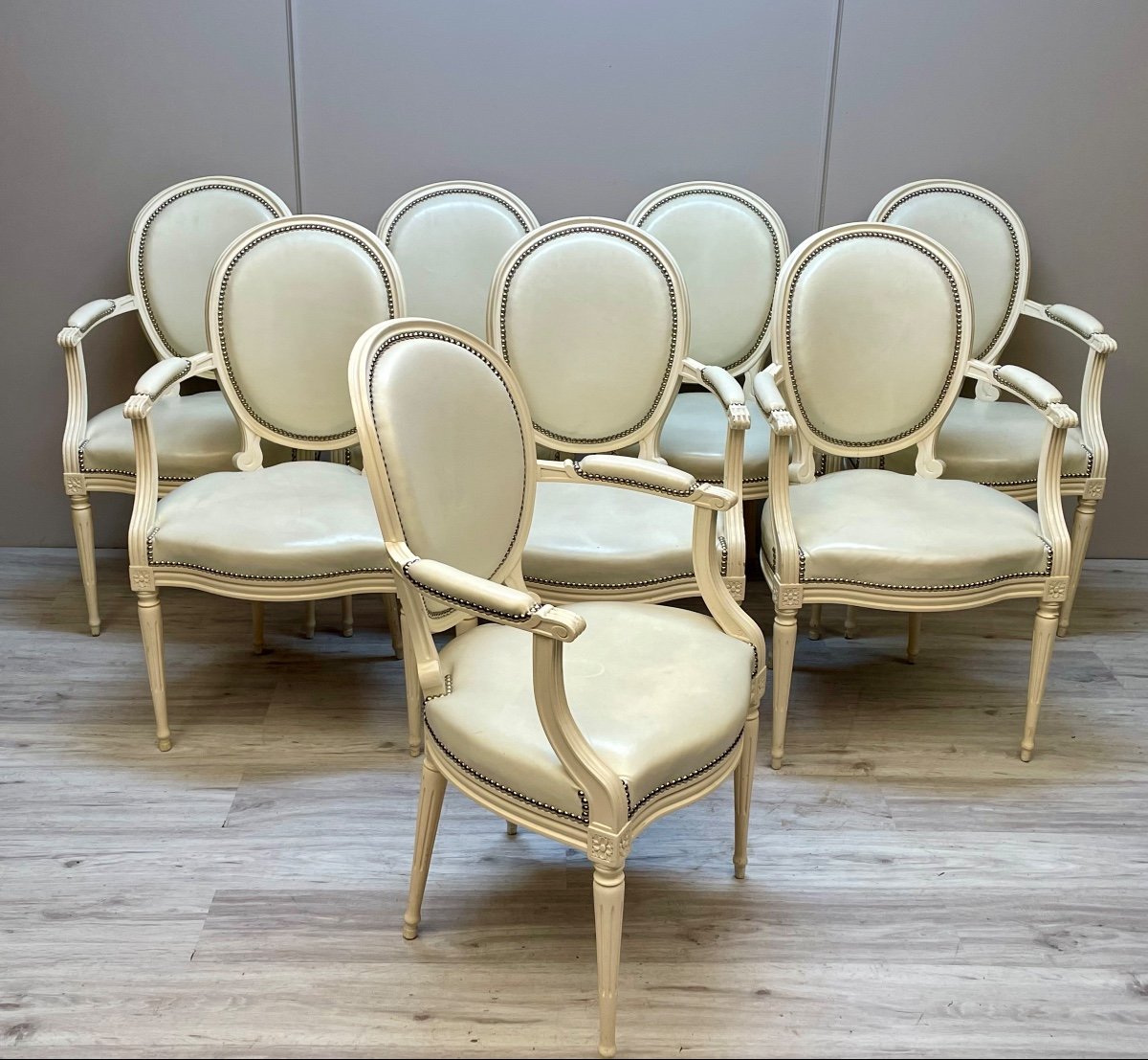Rare suite de huit fauteuils Louis XVI médaillons laqués blanc 