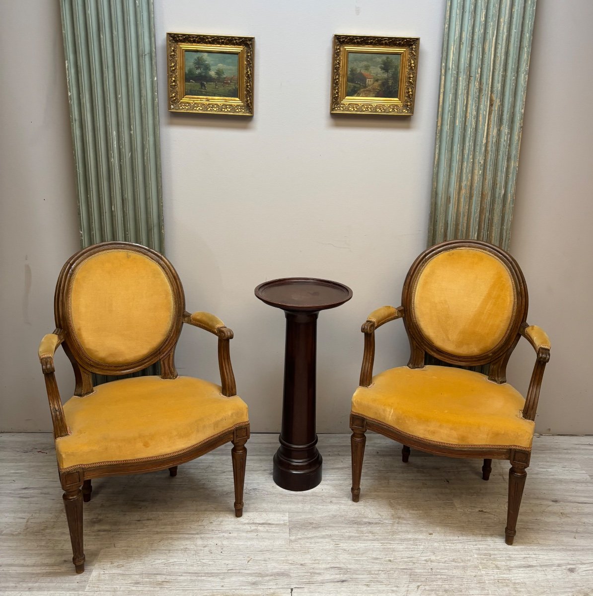 paire de fauteuils en noyer d’époque louis XVI