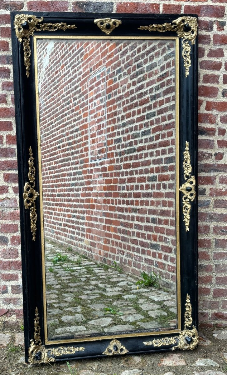 Grand miroir en bois peint noir et doré d’époque napoléon III