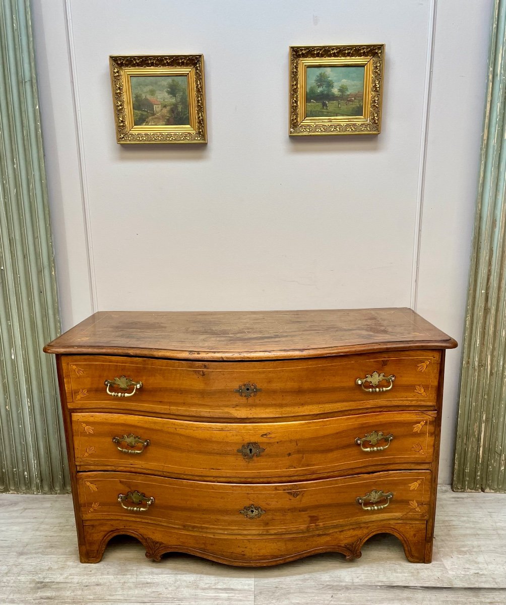 Commode Galbée En Noyer D’époque 18 ème 