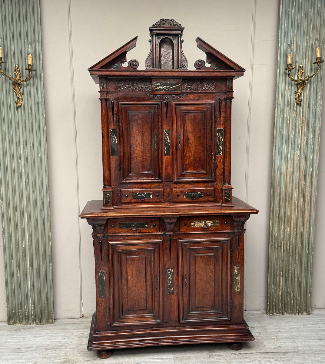 Cabinet de l’école de Fontainebleau renaissance en noyer incrusté de  tablettes de marbre 