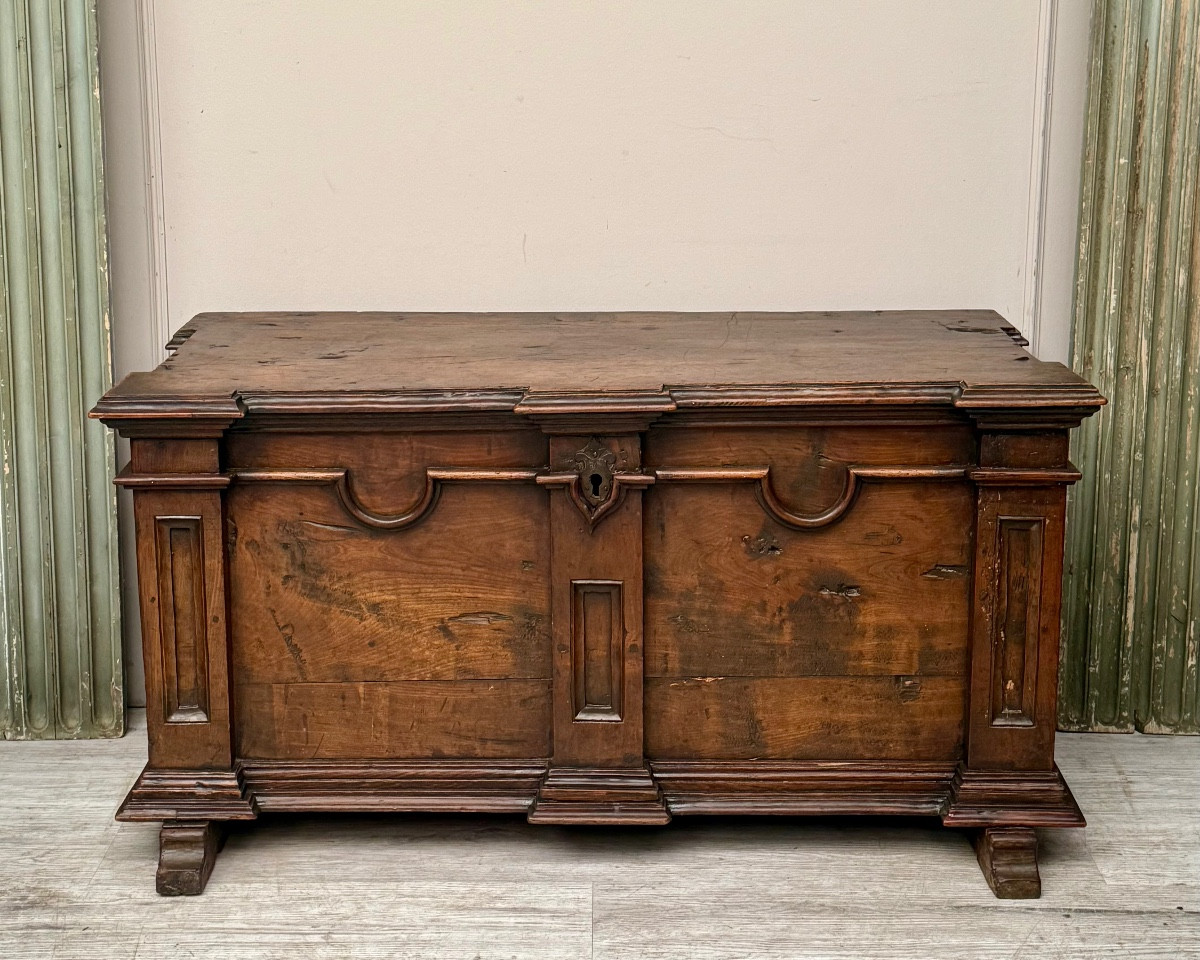 Coffre en noyer d’époque XVII éme 