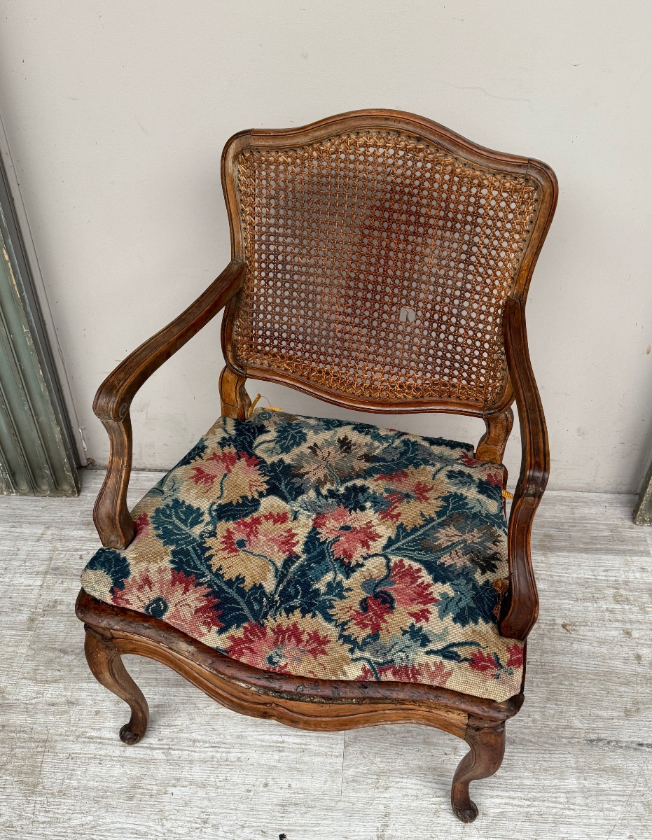 Fauteuil canné en noyer  d’époque Louis XV 