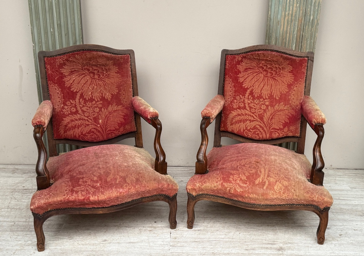 Paire de bergères en noyer Louis XV 