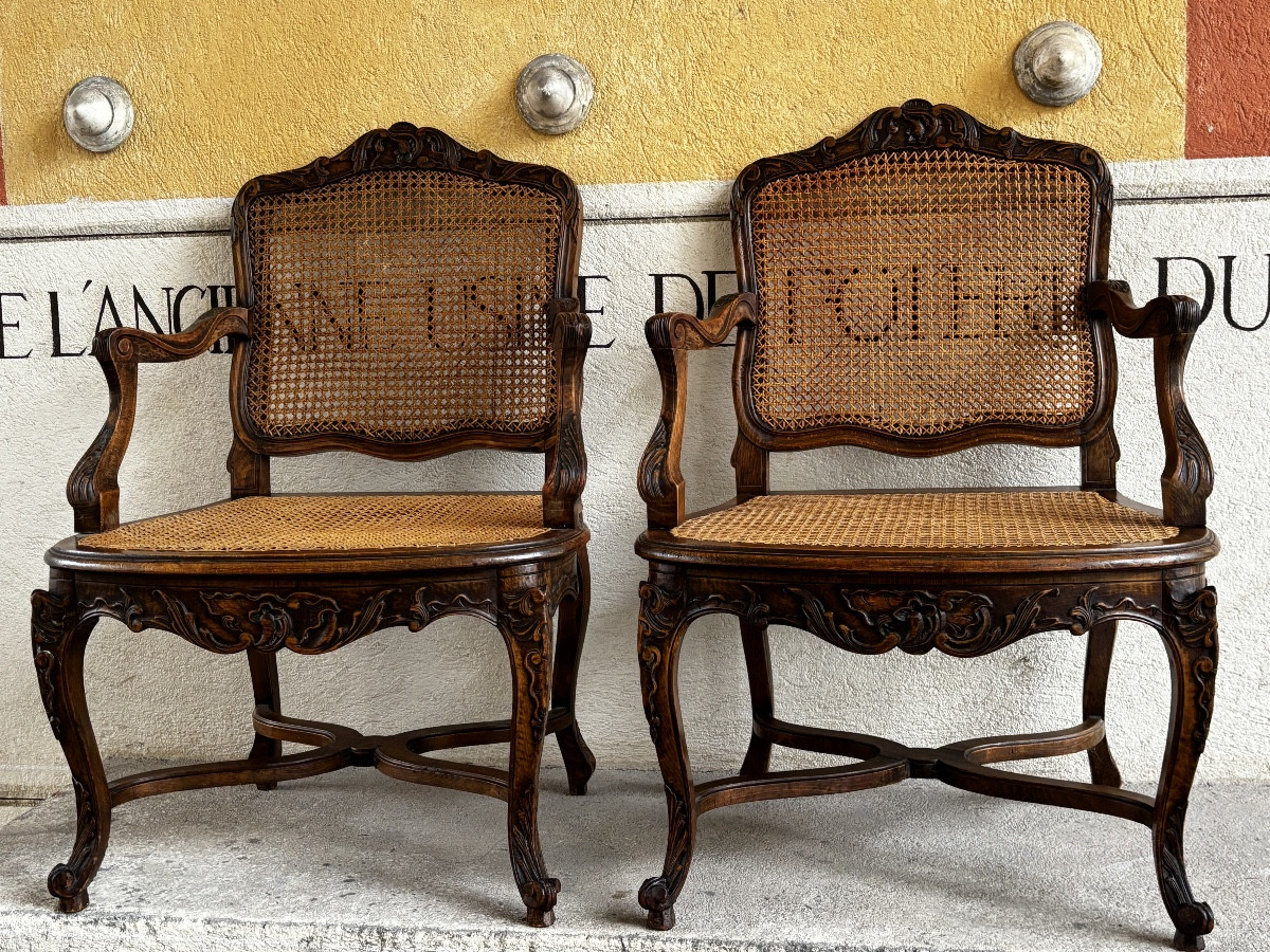 Paire de fauteuils cannés de style régence 
