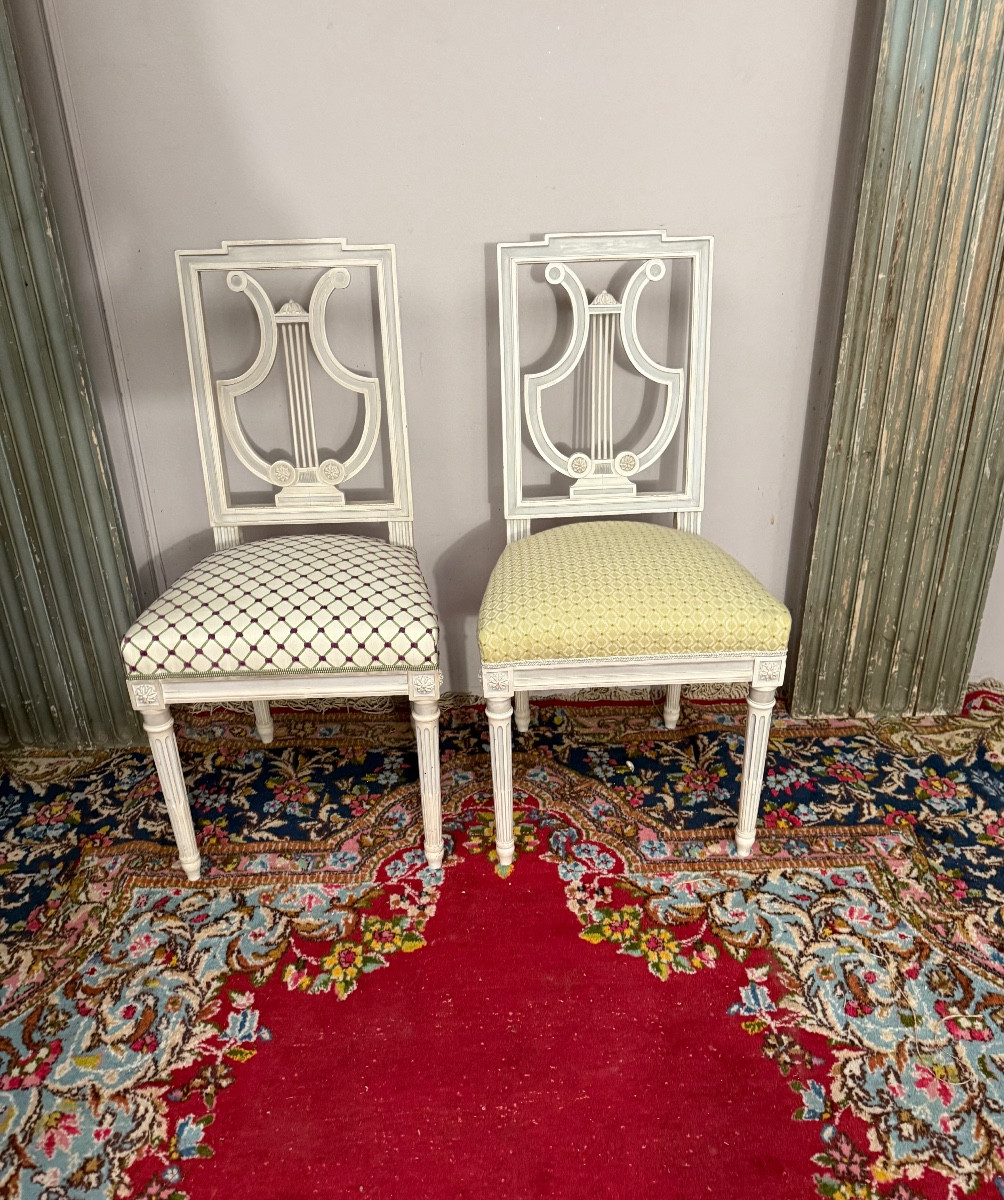 Paire de chaises de style Louis XVI  dossier lyre