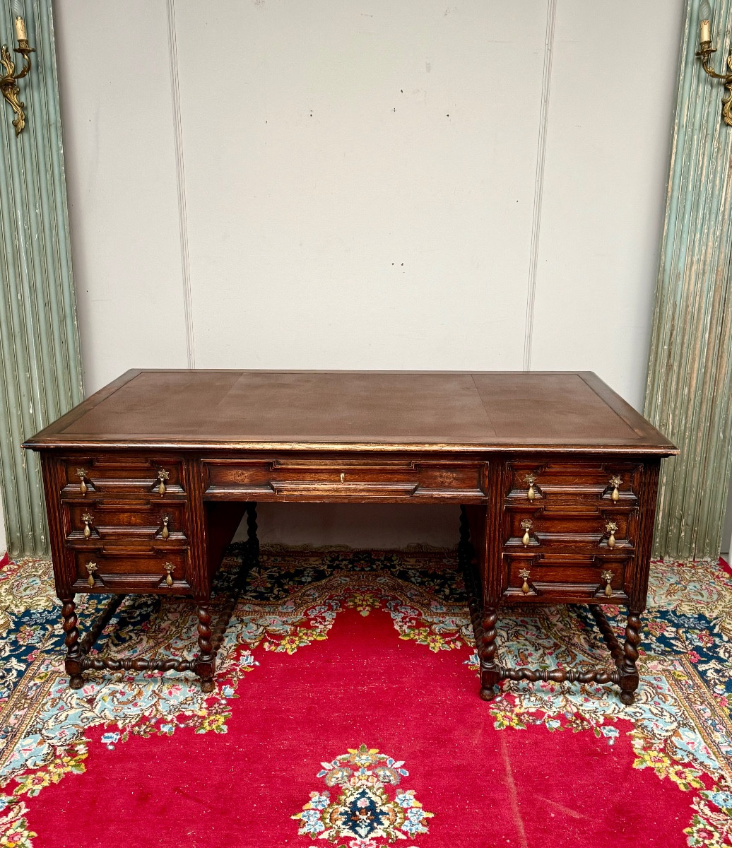Bureau mazarin de style Louis XIII. 19 ème siècle en chêne 