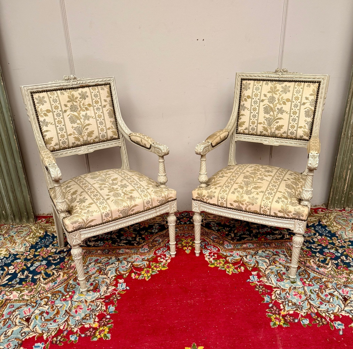 Paire de fauteuils de style Louis XVI 