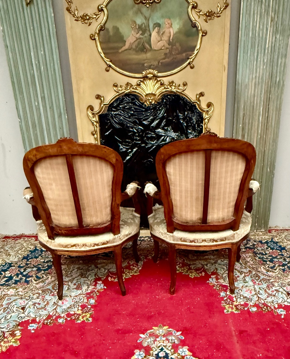 Paire de fauteuils en noyer d’époque Louis XV -photo-1