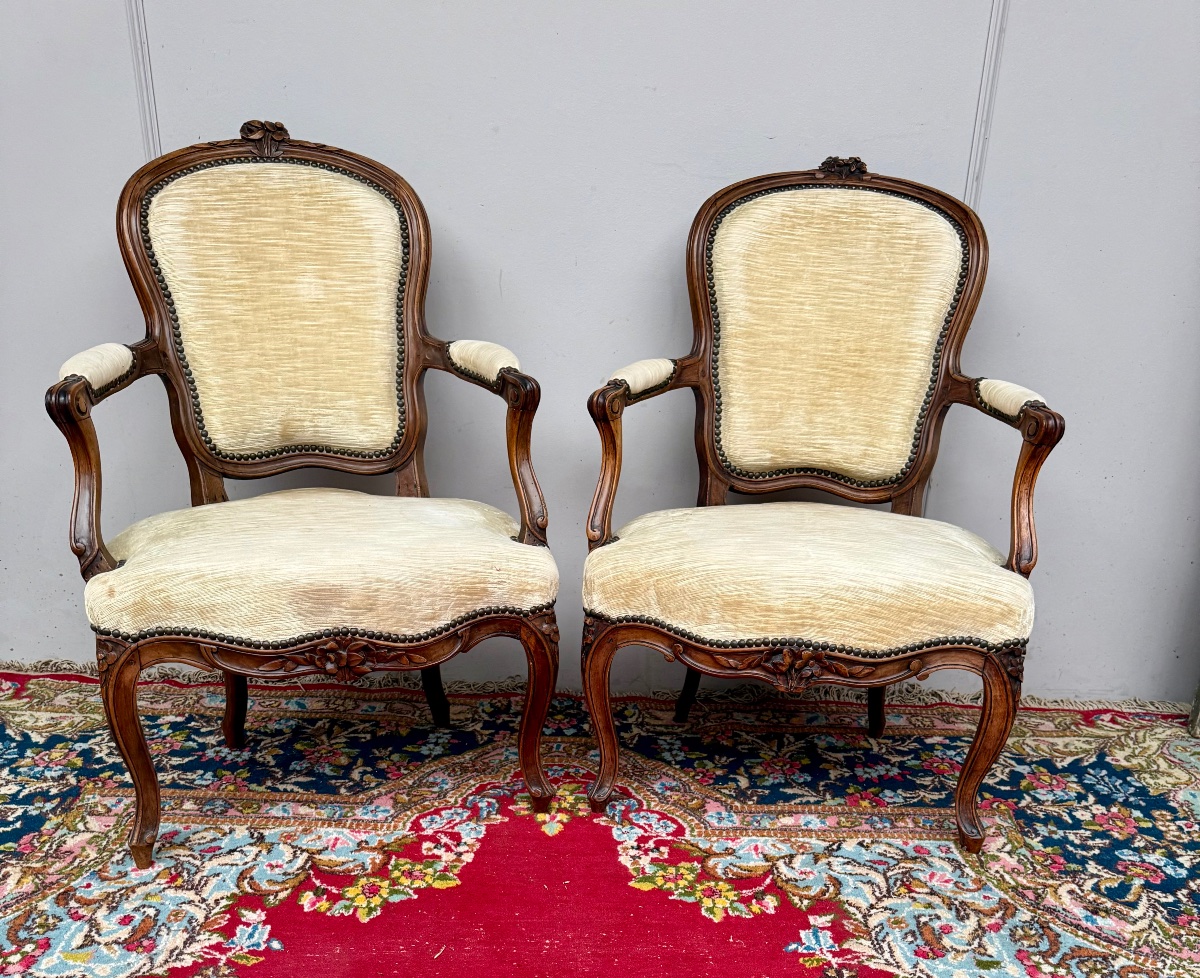 Suite de deux fauteuils cabriolet d’époque Louis XV 