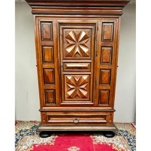 Armoire bonnetière d’époque Louis XIII en noyer 17 ème siècle 