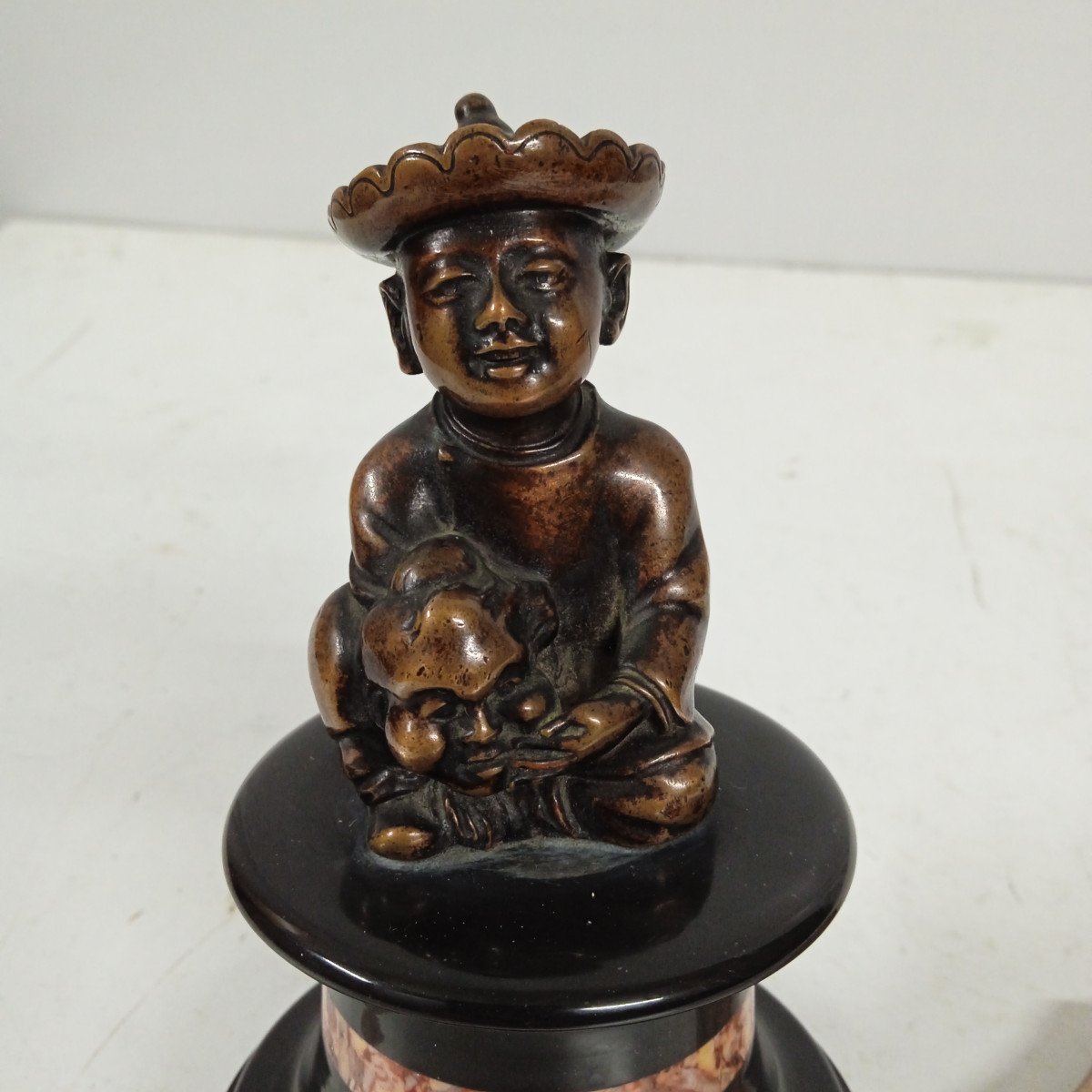 Bronze : Enfant Asiatique Souriant Tenant Un Masque-photo-2