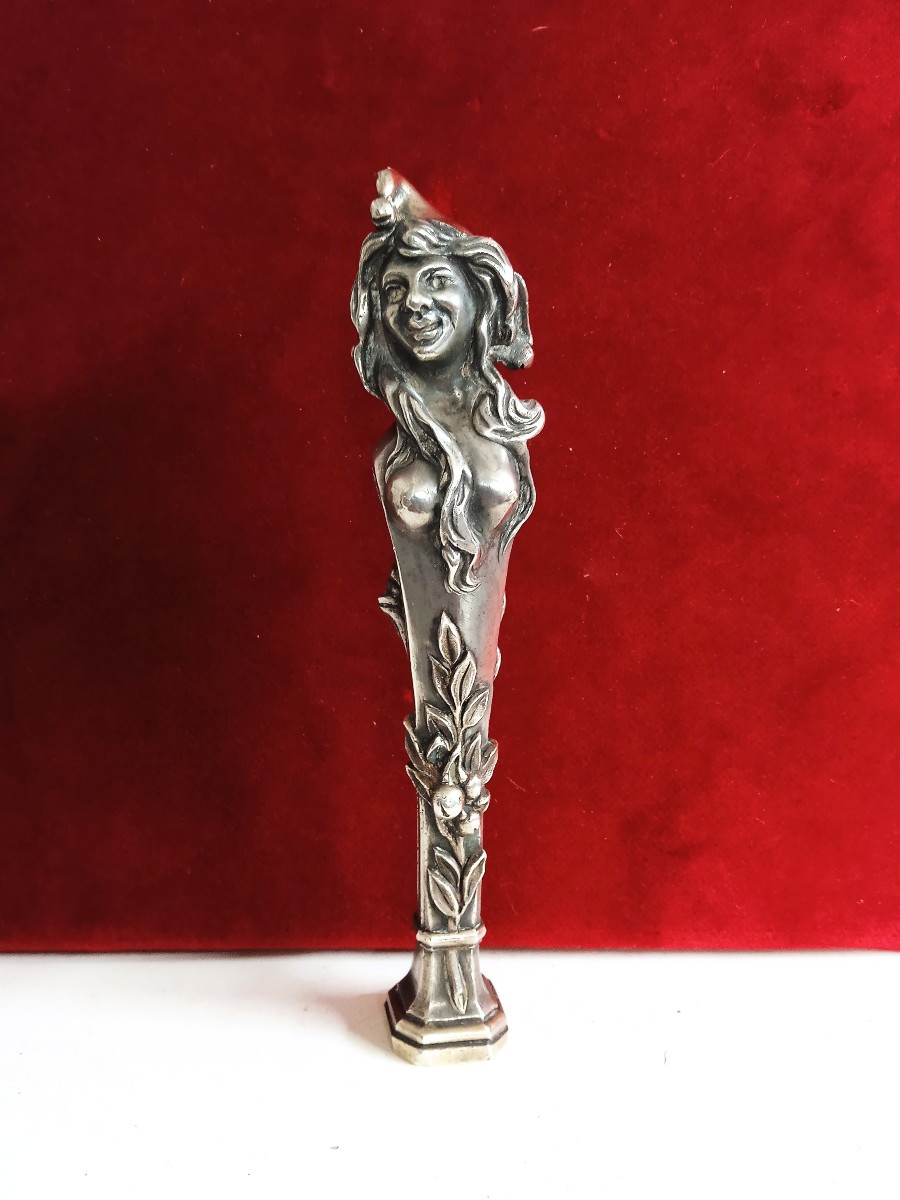 cachet en bronze argenté : " femme lutin "époque 1900