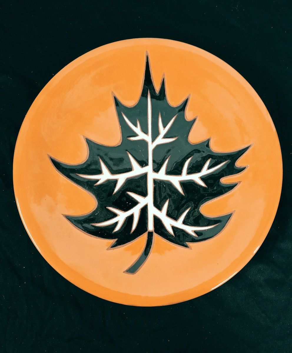 Picart le doux Jean ( 1902  1982  ) feuille noire sur un fond ocre  assiette