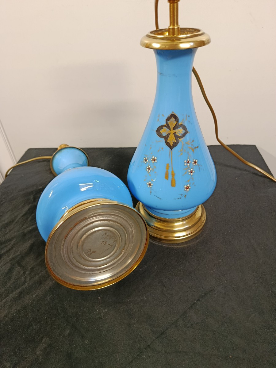 paire de lampes en opaline montées à l éléctricité  époque Napoléon III-photo-1
