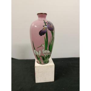petit vase cloisonné japon ère meiji  XIX  XX sur fond vieux rose