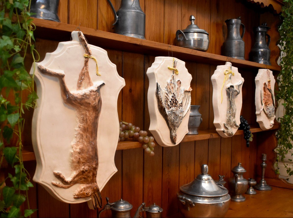 Suite De Quatre Grandes  Plaques En Biscuit Et Biscuit Emaill&eacute;, D&eacute;cor Aux  Troph&eacute;es De Chasse, Gibier,  Li&egrave;vre, Perdrix, Lapin et Grive, Milieu XX &egrave;me-photo-4