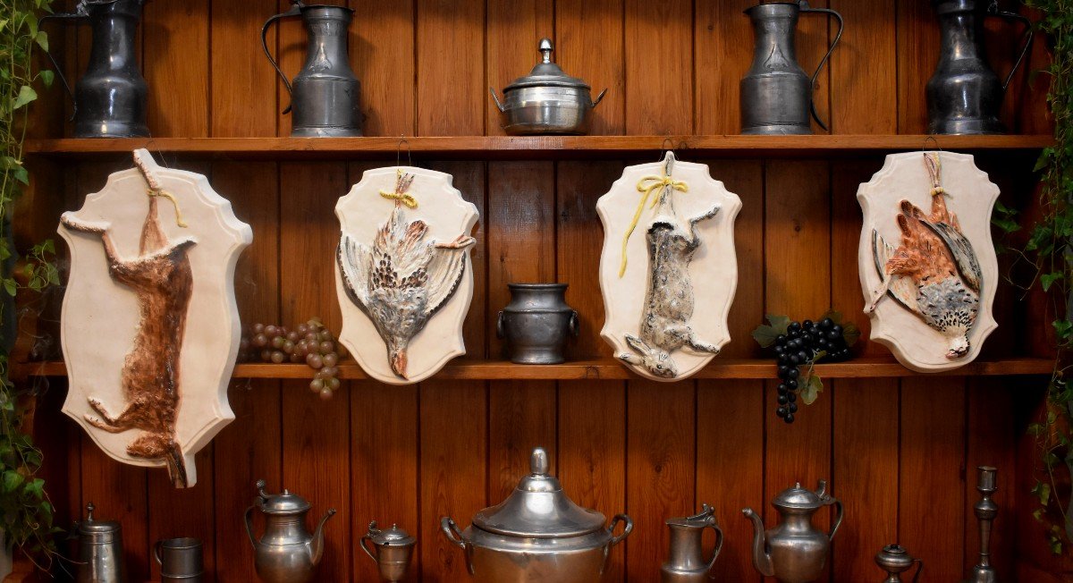 Suite De Quatre Grandes  Plaques En Biscuit Et Biscuit Emaill&eacute;, D&eacute;cor Aux  Troph&eacute;es De Chasse, Gibier,  Li&egrave;vre, Perdrix, Lapin et Grive, Milieu XX &egrave;me