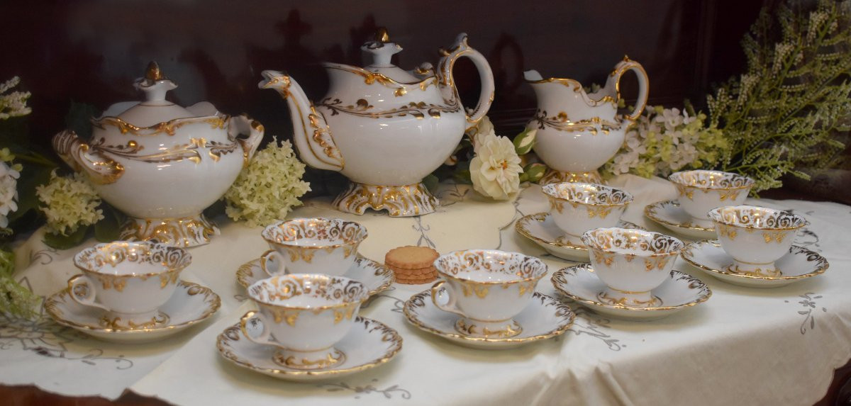 Service à café en Porcelaine Blanche et Or, Style Rocaille, Epoque Louis Philippe, Huit tasses-photo-3