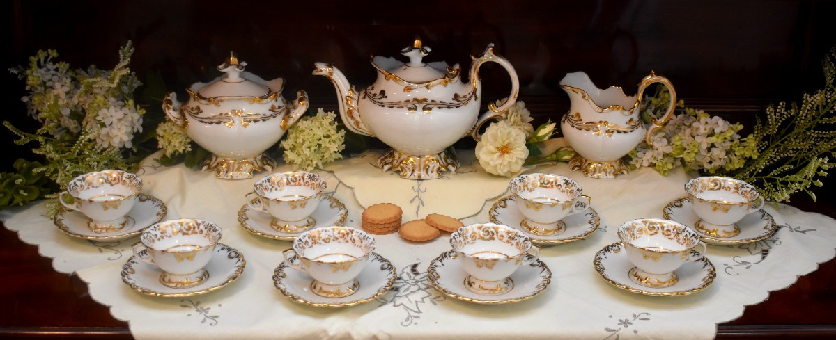 Service à café en Porcelaine Blanche et Or, Style Rocaille, Epoque Louis Philippe, Huit tasses