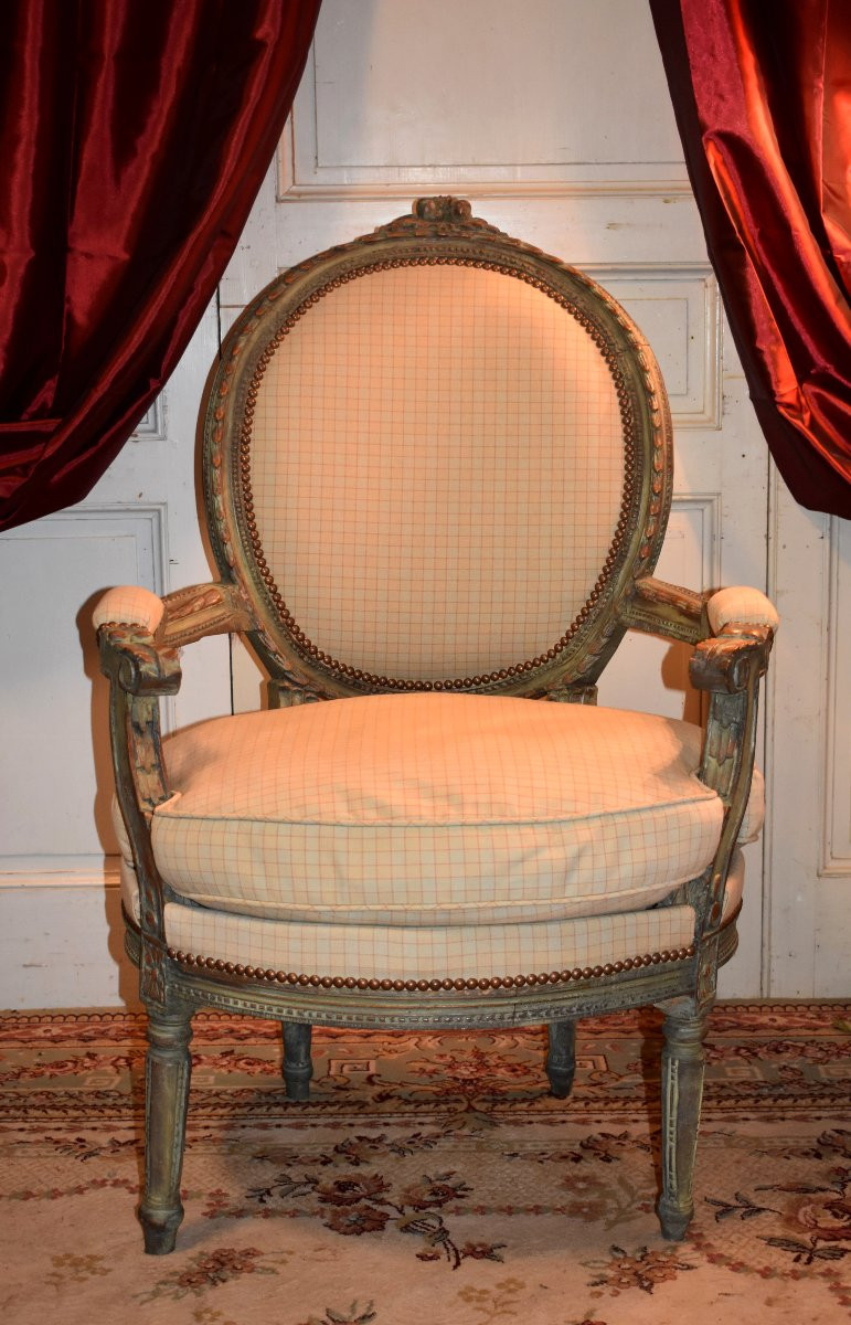 Paire de Larges Fauteuils Médaillons de Style Louis XVI, Bois Laqué,  Epoque XXeme-photo-1